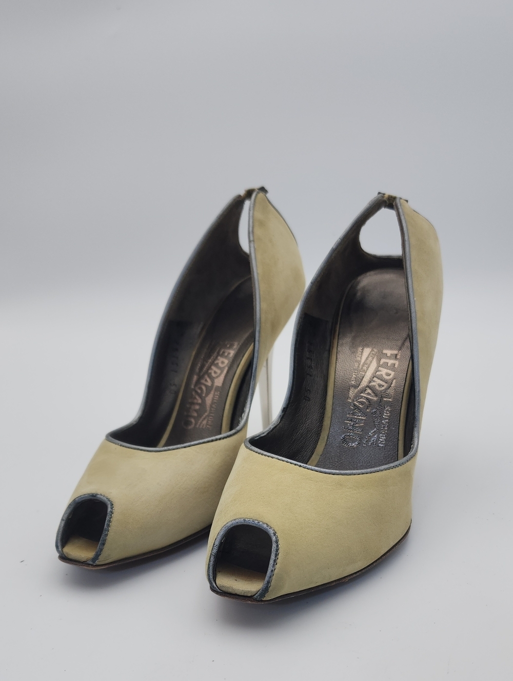 Vintage Salvatore Ferragamo Suede Peep-Toe Pumps – Pale Yellow Size 6